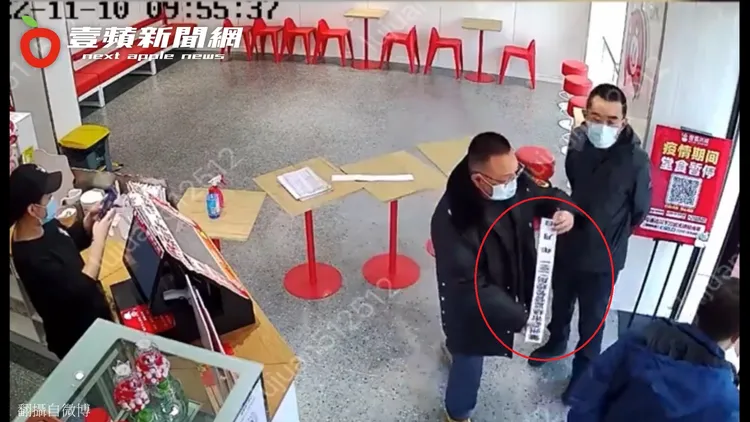 官員當場拿封條，轉身出去就把店門給封了。翻攝自微博