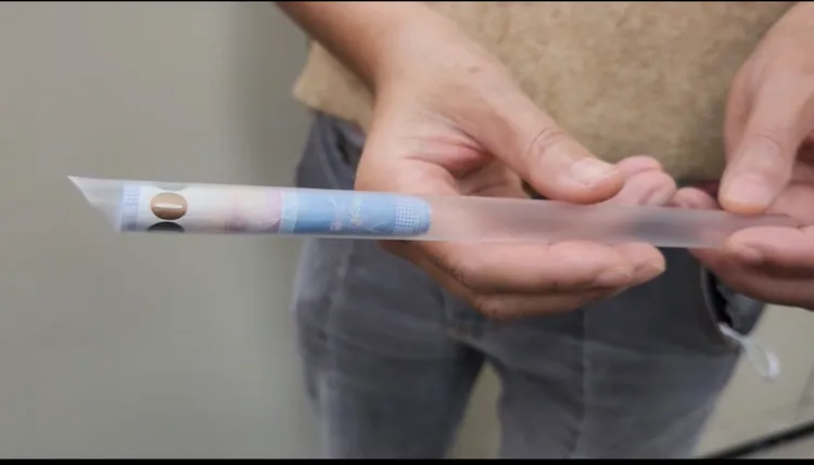 檢警查獲候選人將千元鈔賄款捲藏在吸管內。示意照片