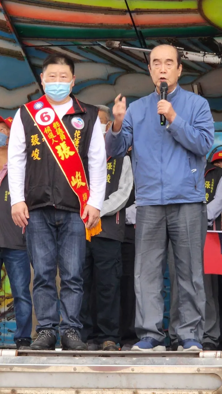 花蓮縣前縣長謝深山上台表示，這是他卸任後第一個參與的政治活動。黃瑞娟攝