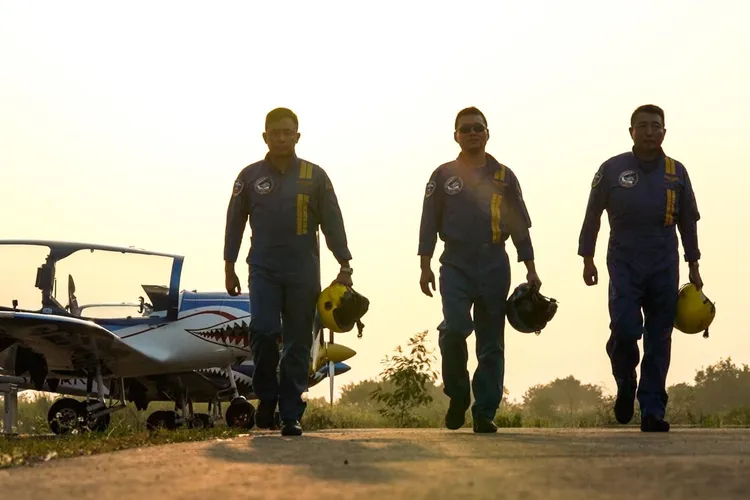 順風飛行俱樂部創辦人饒自強（中）原是F16戰鬥機飛官。facebook/Go車誌