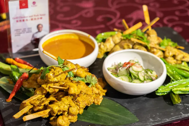 義大皇家酒店於星亞自助餐廳推出「暹羅盛宴 泰饗米其林」活動，吃得到炭烤雞肉、豬肉沙嗲等菜色。業者提供