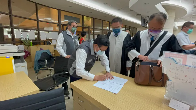 鄭文燦到桃園地檢署遞狀。張沛森攝