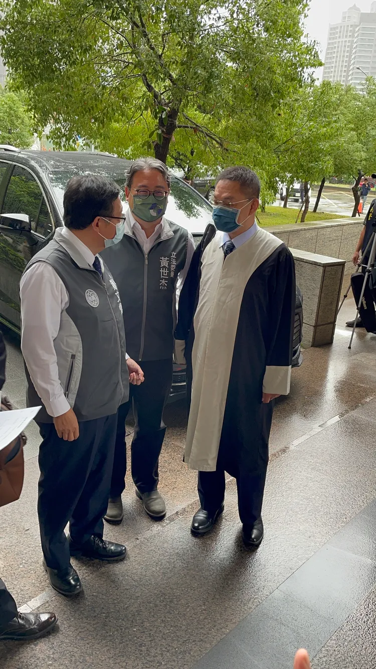 鄭文燦到桃園地檢署提告。張沛森攝