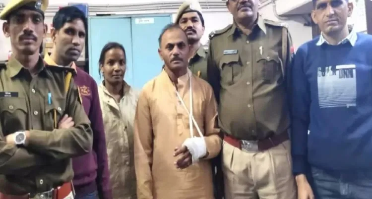 印度警方逮捕兇嫌（中，橘衣男子）後，拍攝大合照留念。翻攝twitter/india.com