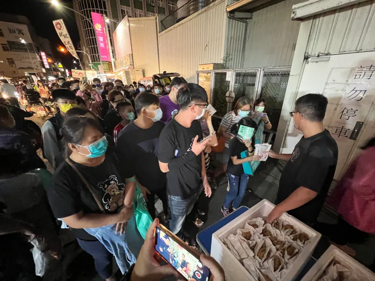 現場排隊人潮造增壅塞，也引來其他攤商不滿影響生意。田兆緯攝