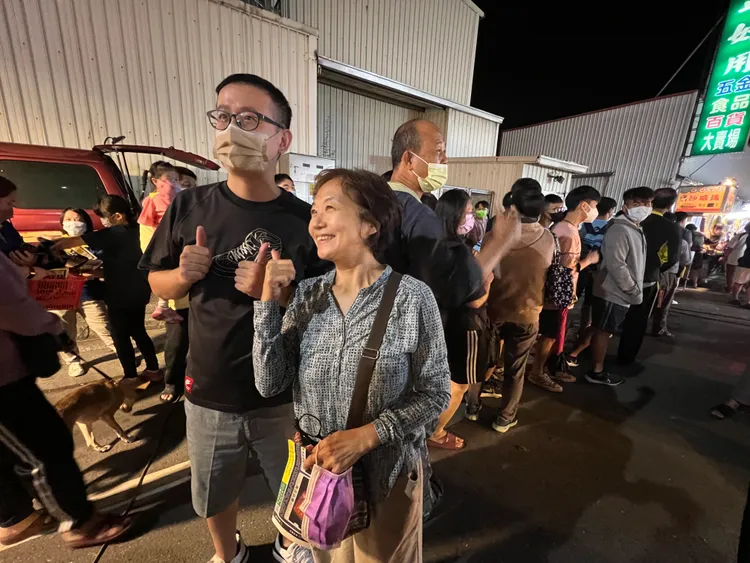 還有民眾肯定吳先生遵守承諾的態度，沒拿到雞排也要一起合照一下。田兆緯攝