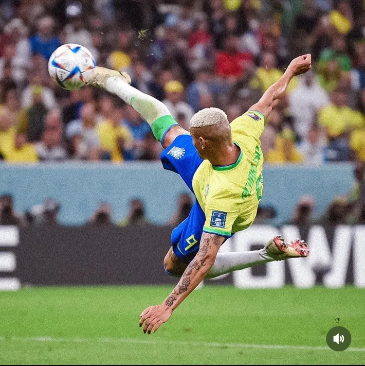 巴西前鋒理查利森超狂的側掛金鉤讓熬夜網友High翻。翻攝Richarlison IG