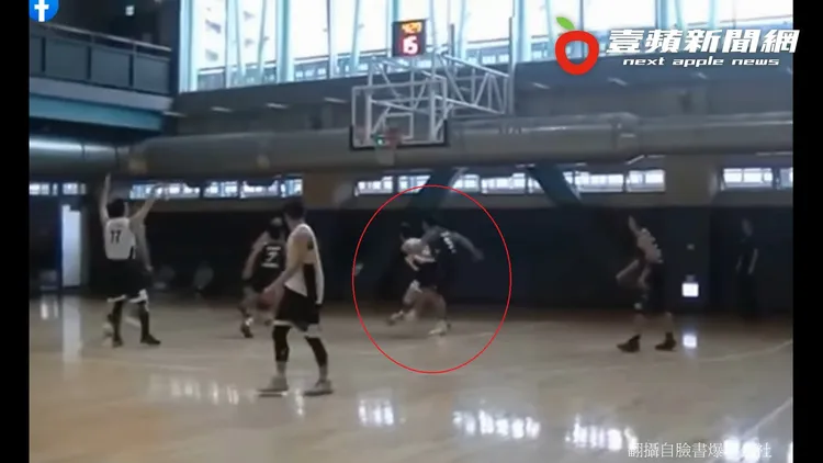 影片清楚拍到黑衣球員從後方暗中出右腳，把他前面的白衣球員掃倒。翻攝自臉書「爆料公社」