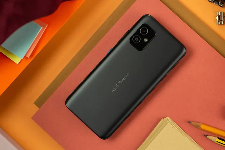 十月降價榜降最多的旗艦機Zenfone 8（12G+256G），空機價1萬5有找。業者提供