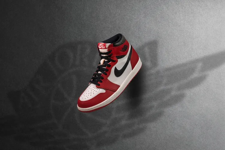 Air Jordan 1 Chicago復刻簽名鞋曾在1994、2013與2015年釋出，如今這些鞋款在球鞋平台要價皆是破萬元，6300元。品牌提供