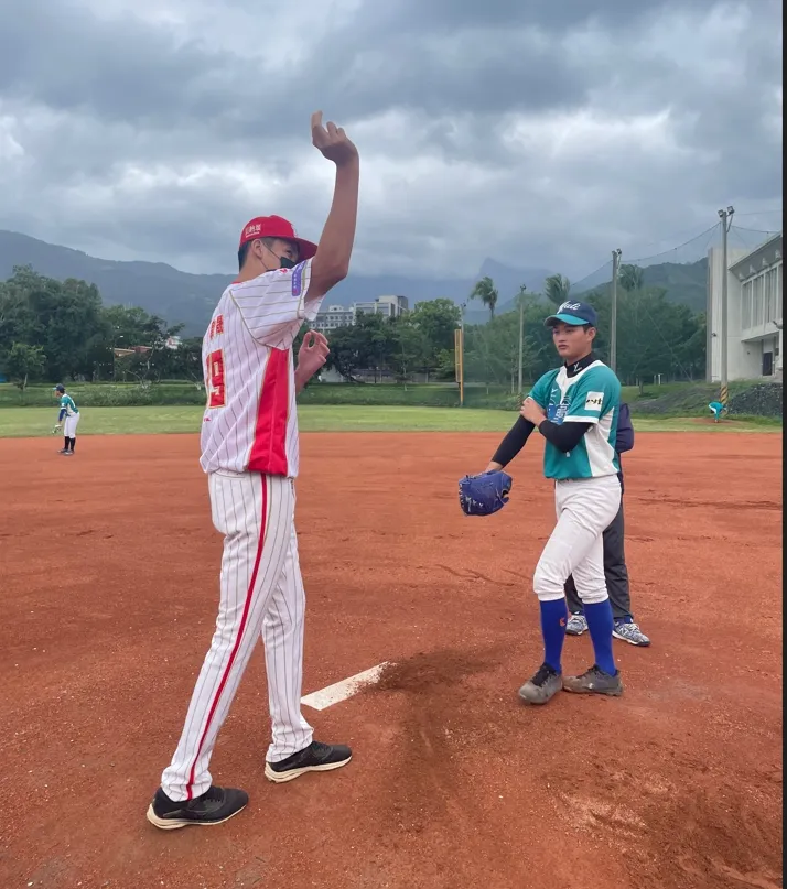 味全龍球員林子宸回到母校玉里高中鼓勵學弟 頂新和德文教基金會提供