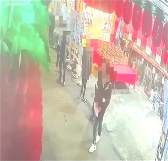 顏男率眾前往林男服務處丟雞蛋。警方提供