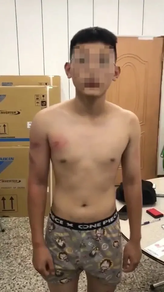 劉生被逼著脫去上衣褲子，只留下內褲私刑。民眾提供