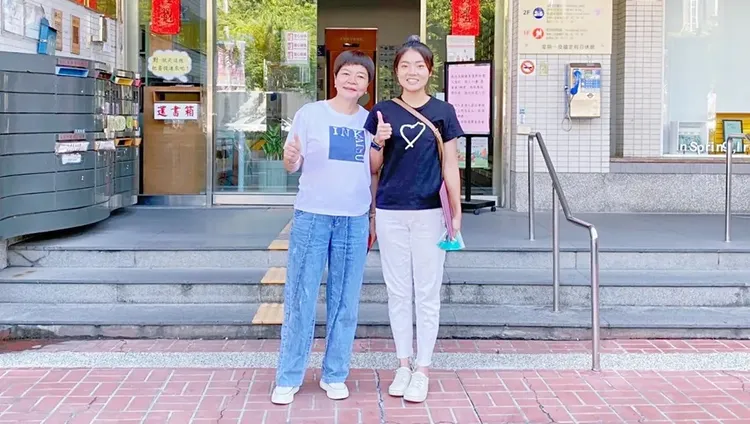 張男的母親為現任南投縣議員于秀英（左），其胞妹張婉慈（右）這次接棒競選議員。民眾提供