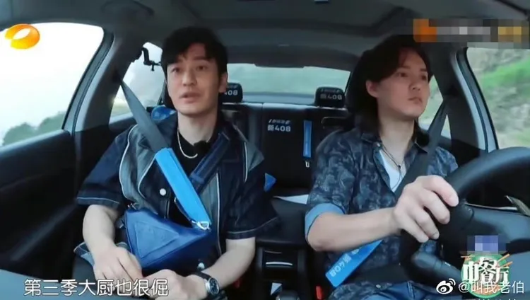 黃曉明（左）在《中餐廳6》和晚輩尹正外出找食材。翻攝我是老伯微博