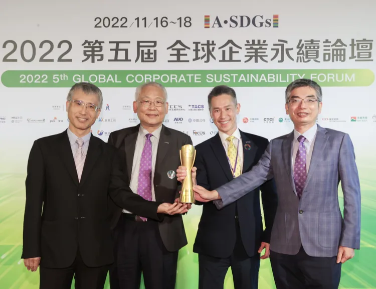 清華大學永續團隊包括校長高為元(右二)、永續長戴念華（左二）、副永續長林福仁（左一）及半導體學院永續長賴志煌(右一)。校方提供