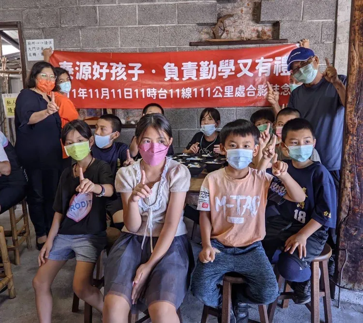 學生們用成語喊出一的盼望後，跟老師到鎮上知名豆花店品嚐小點心。泰源國小提供