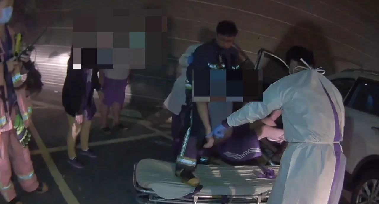 警方與救護人員將男子救出送醫。民眾提供