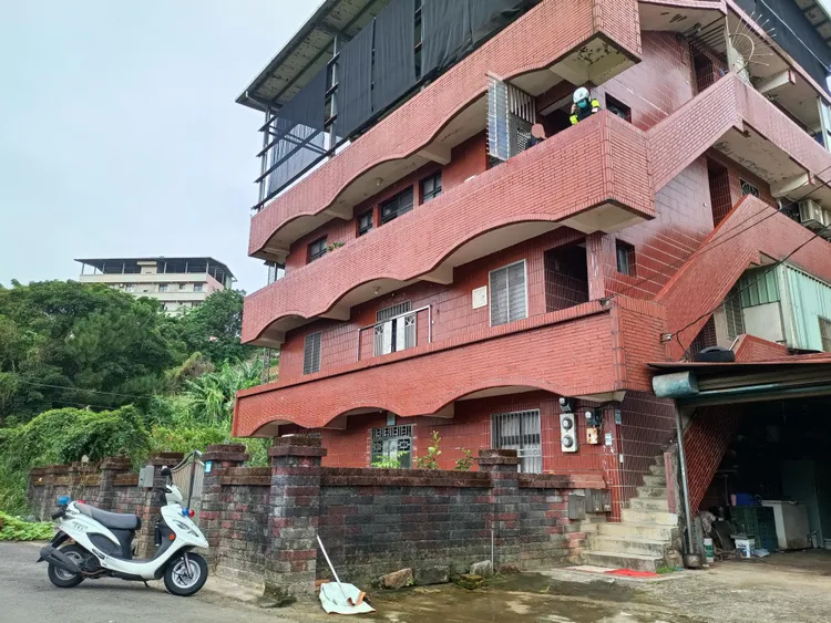 警方在3樓陽台處採證。淡水警分局提供