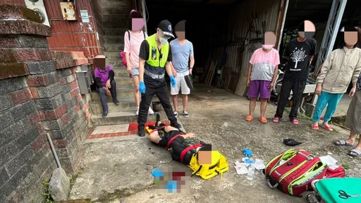 新北男坐3樓陽台圍牆抽菸 好痛!疑重心不穩墜地大腿骨折
