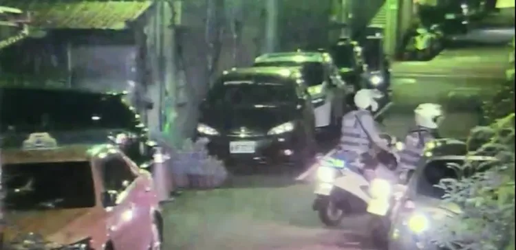 警方接獲報案騎機車趕抵兇案現場。三重警分局提供