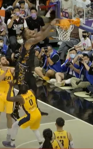 魔獸爆扣怒吼，展現NBA等級實力。畫面來源：T1聯盟