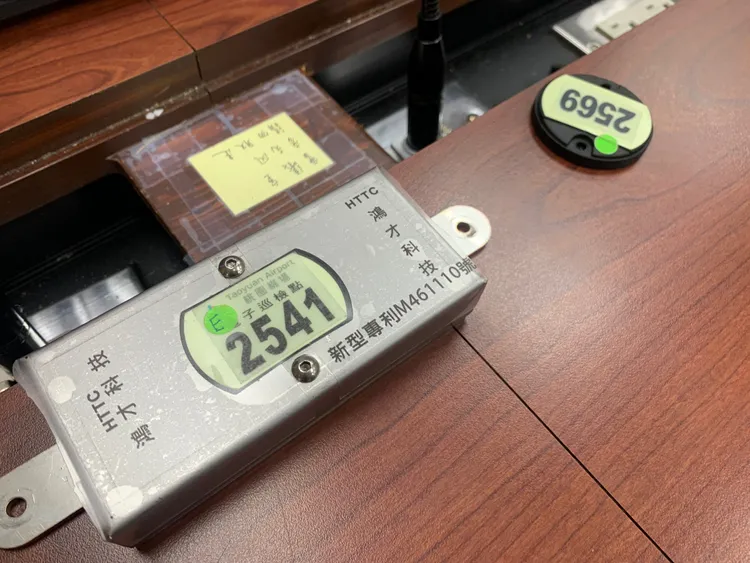 左為室外款巡檢打卡設備，右邊則是室內款。胡順惠攝