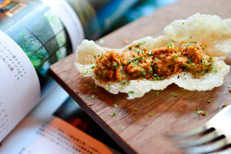 五方食藏好時好物餐桌迎賓小點「Welcome Hakka」，是翻轉客家小炒，成為一道風雅點心。業者提供