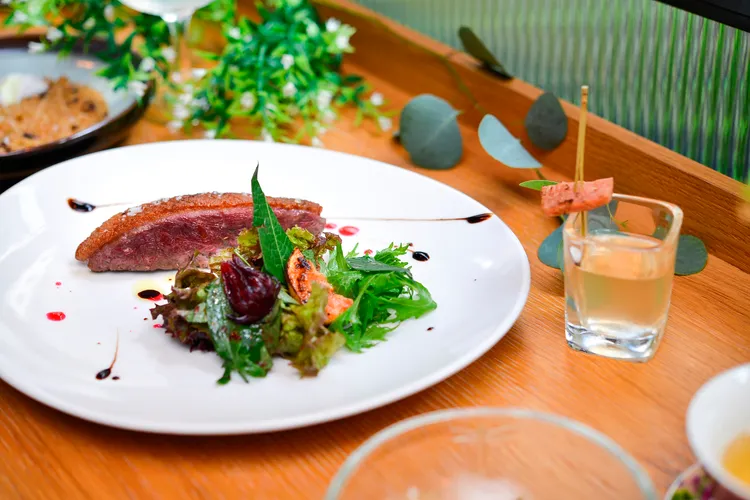 此次五方食藏好時好物餐桌的主菜「香草鵝與粉紅豬」，選用「嘉文鵝品」的白鵝額胸，搭配烤豬肉乾調酒。業者提供