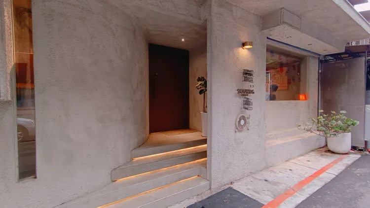 聲色位於新生南路巷弄內，鄰近永康街商圈。翁玉信攝