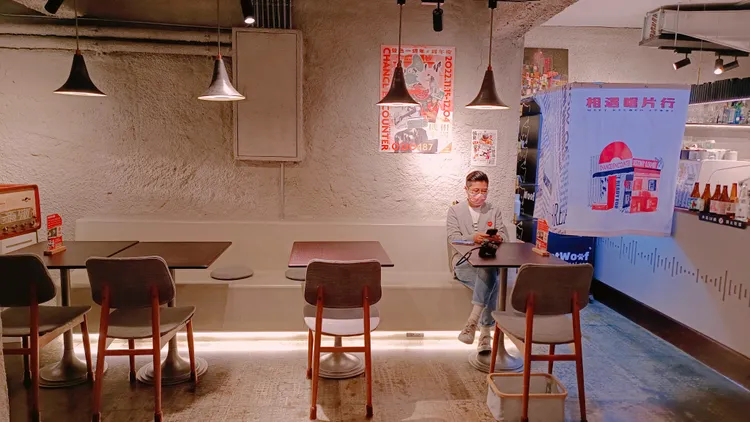 顧客年齡層橫跨18歲到90歲，假日更高達90%都是年輕人。翁玉信攝