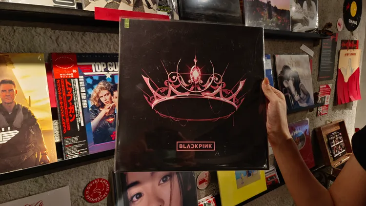 聲色播放的歌曲不設限，經典老歌與時下最夯的韓流音樂都能在店裡聽到。翁玉信攝