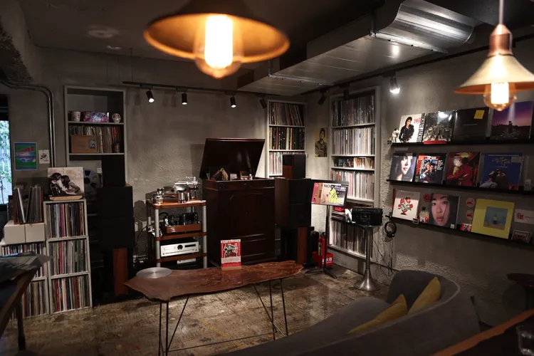 老闆林珮如收藏著數以萬計的黑膠唱片，以不同主題輪替陳列於咖啡館中。翁玉信攝 