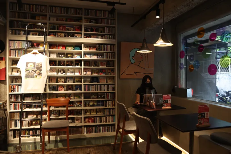 約2000張CD展示於貫穿1樓及地下室的牆面。翁玉信攝