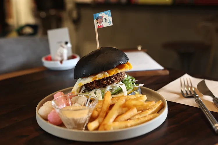 黑色の誘惑堡貝，350元。翁玉信攝