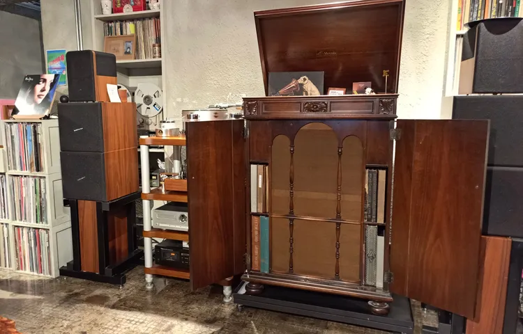 Credenza有留聲機之王稱號，須手動上發條才能播放唱片。翁玉信攝