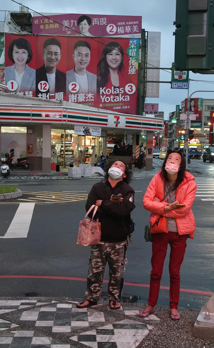 支持者看著開票大螢幕表情凝重。黃瑞娟攝