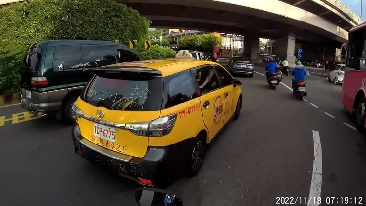 計程車上滿是引人側目的字句。翻攝自臉書「爆廢公社公開版」