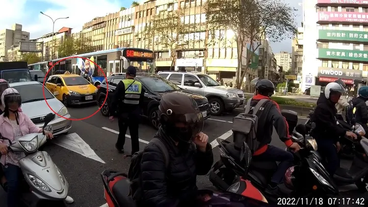 司機回到車上，仍心有不甘地繼續吼罵，結果被警員當場打臉。翻攝自臉書「爆廢公社公開版」