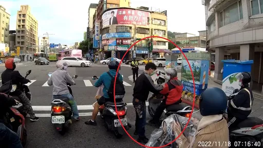 小黃司機下車怒嗆!狂吼「機車不能騎中間」 波麗士當場洗臉:誰說的?