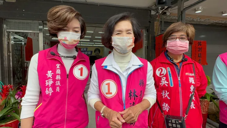 成功連任的宜蘭縣長林姿妙率黨籍議員黃琤婷、羅東鎮長吳秋齡今天展開謝票行程。林泊志攝