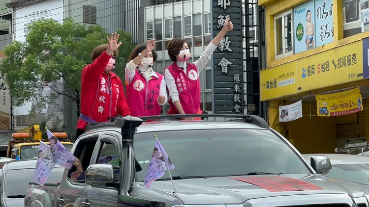 宜蘭縣長林姿妙率羅東鎮長吳秋齡、議員黃琤婷等人今天在羅東鎮展開謝票行程。林泊志攝