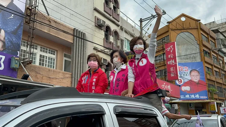 宜蘭縣長林姿妙率羅東鎮長吳秋齡、議員黃琤婷等人今天在羅東鎮展開謝票行程。林泊志攝