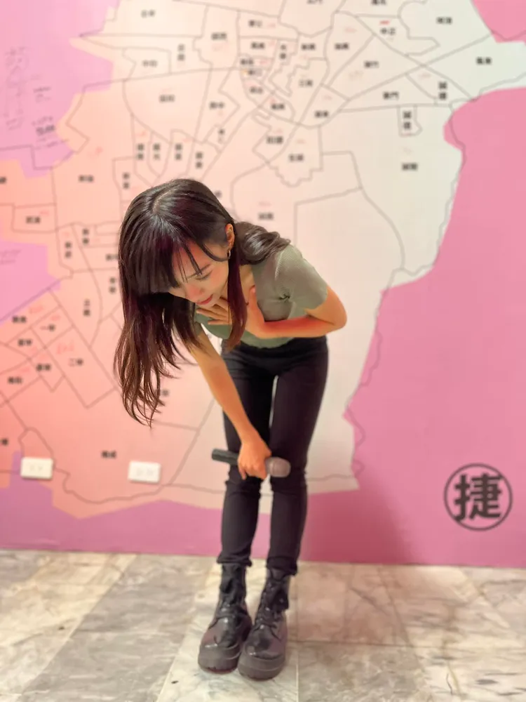 黃捷對選民深深一鞠躬。翻攝自黃捷臉書