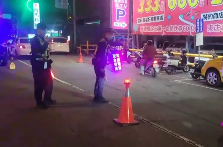 警方設路檢點攔查酒駕。讀者提供