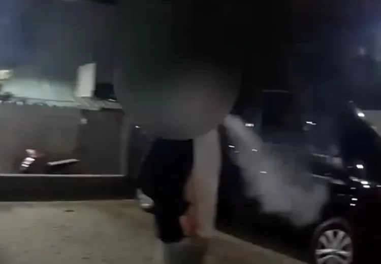 林男在酒測前抽煙遭警方制止。讀者提供