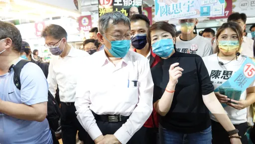 柯文哲、黃珊珊同台現身 對行政不中立問題無感!活動結束直接合體掃市場