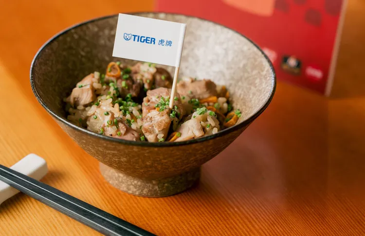 鳥苑地雞燒，稻燻麻油雞肉飯。業者提供