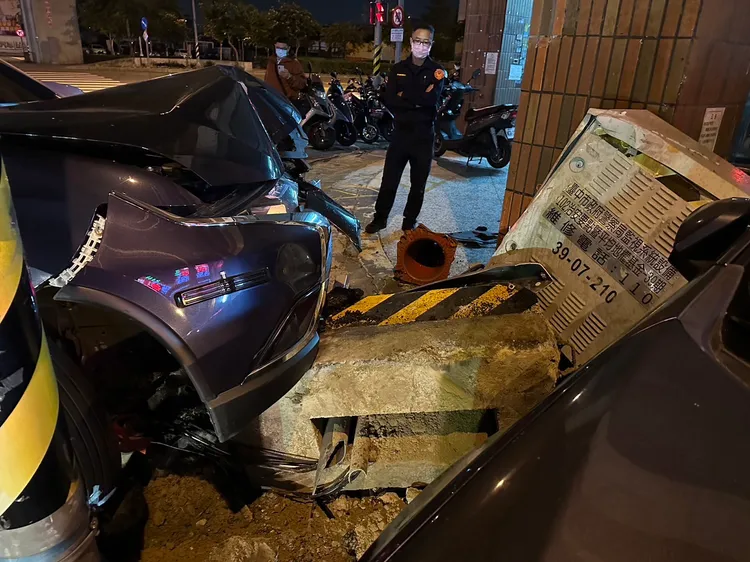 路口監視器被撞毀並波及停旁邊1輛自小客車。警方提供