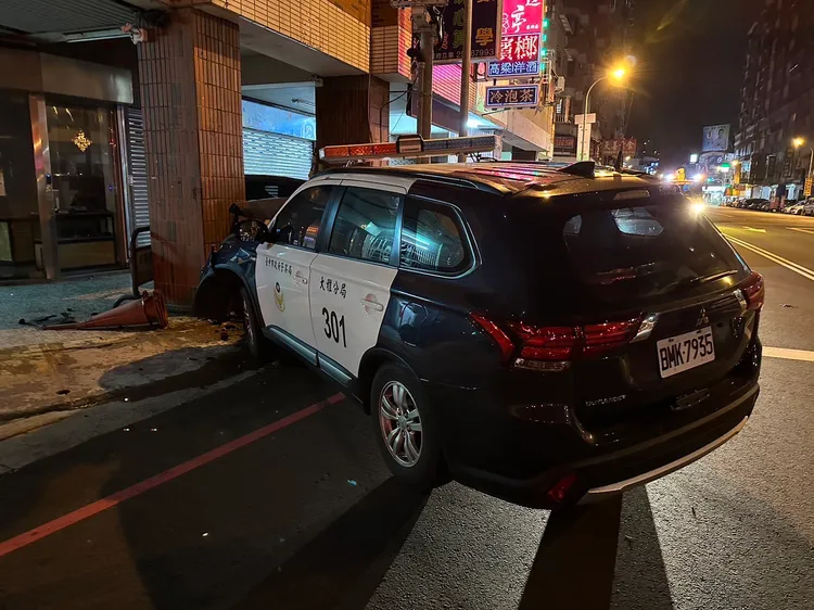 巡邏車於轉彎時失控自撞。警方提供